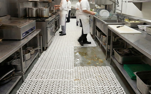 Sol de cuisine professionnelle : Comment allier sécurité, hygiène et confort grâce aux caillebotis ?