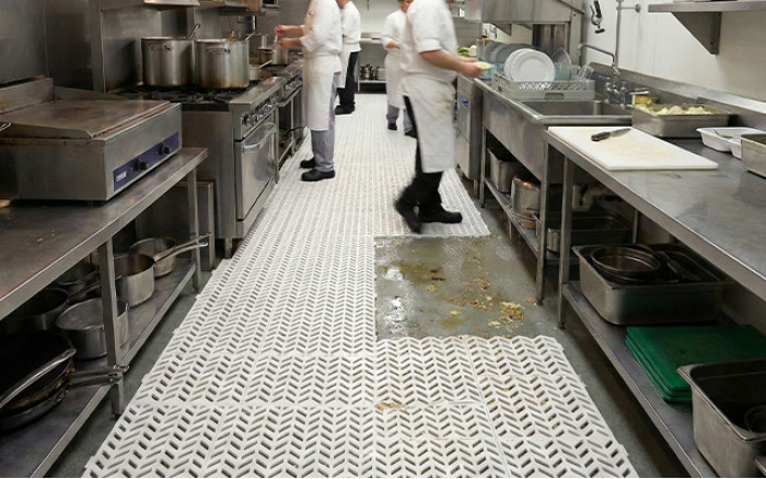 Sol de cuisine professionnelle : Comment allier sécurité, hygiène et confort grâce aux caillebotis ?