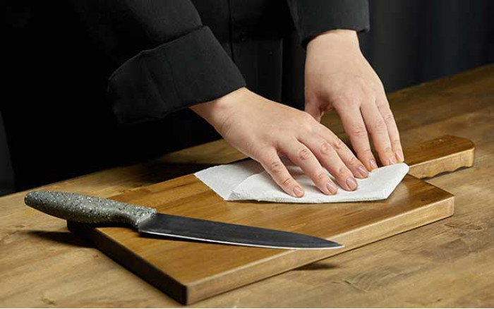 How to clean and maintain a cutting board 