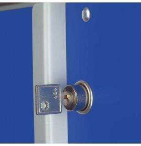 Key lock for laundry distribution trolleys