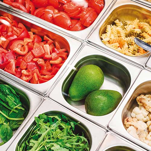 Ensemble de bacs gastronormes avec différents aliments à l'intérieur Ensemble de bacs gastronormes avec différents aliments à l'intérieur