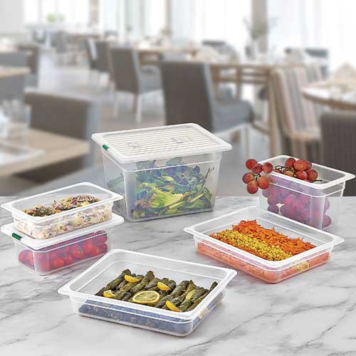 Bacs gastronormes en polypropylène avec divers produits alimentaires Ensemble de bacs gastronormes en polypropylènes contenants divers denrées alimentaires