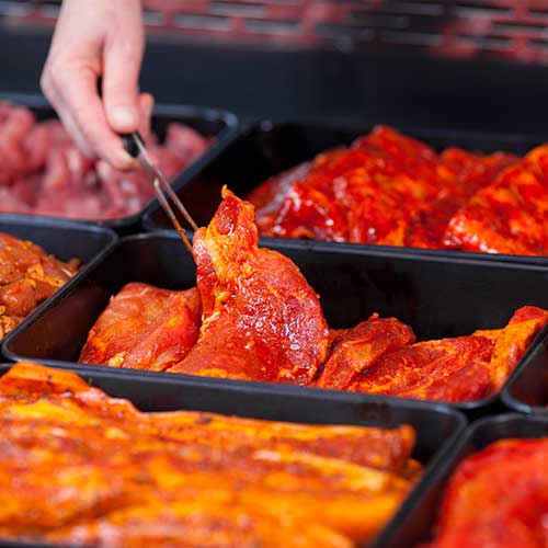 Présentation de bacs gastronormes en plexiglas avec principalement de la viande Présentation de bacs gastronormes en plexiglas avec principalement de la viande