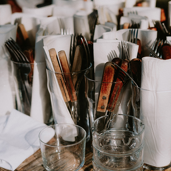 Présentation de verres et couverts